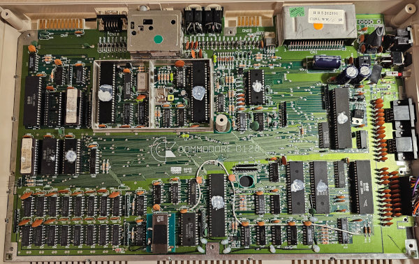 [Bild av C128-interi�r]