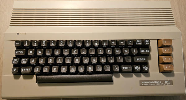[Commodore 64 Ultimate i Commodore 64C-skal]