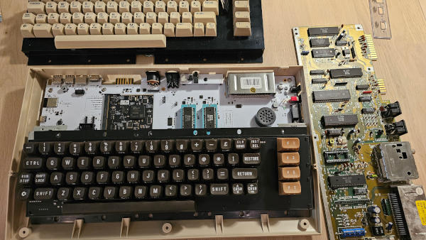 [�ppet Commodore 64C-skal med Ultimate 64-moderkort]