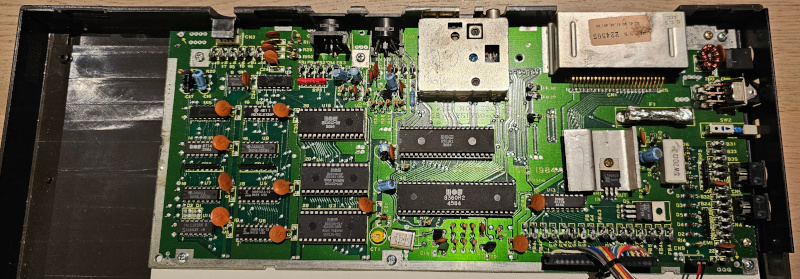 [Bild av Commodore 16-interir]