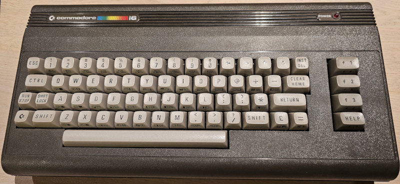 [Bild av Commodore 16-tangentbordet]