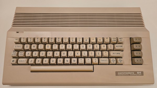 [Bild av C64-tangentbordet (med svenska tangenter)]