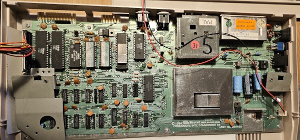 [Bild av C64-interir (stort kretskort)]
