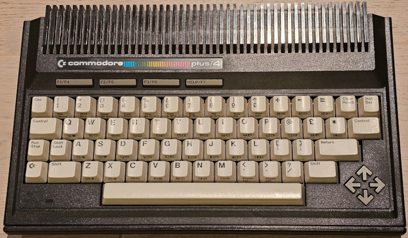 [Bild av Commodore Plus4-tangentbordet]