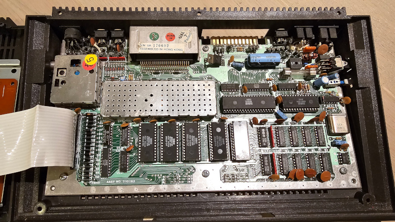 [Bild av Commodore Plus4-interir]