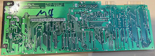 [Bild av baksidan av VIC20:ns moderkort]