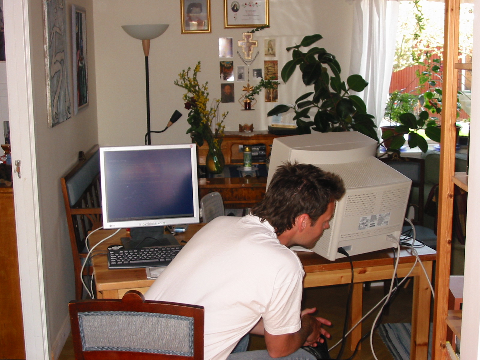 [Frsken att f liv i Rickards dator leder till en ominstallation. Rickard vill inte se p elndet. Han fick senare lna en dator att spela p.]