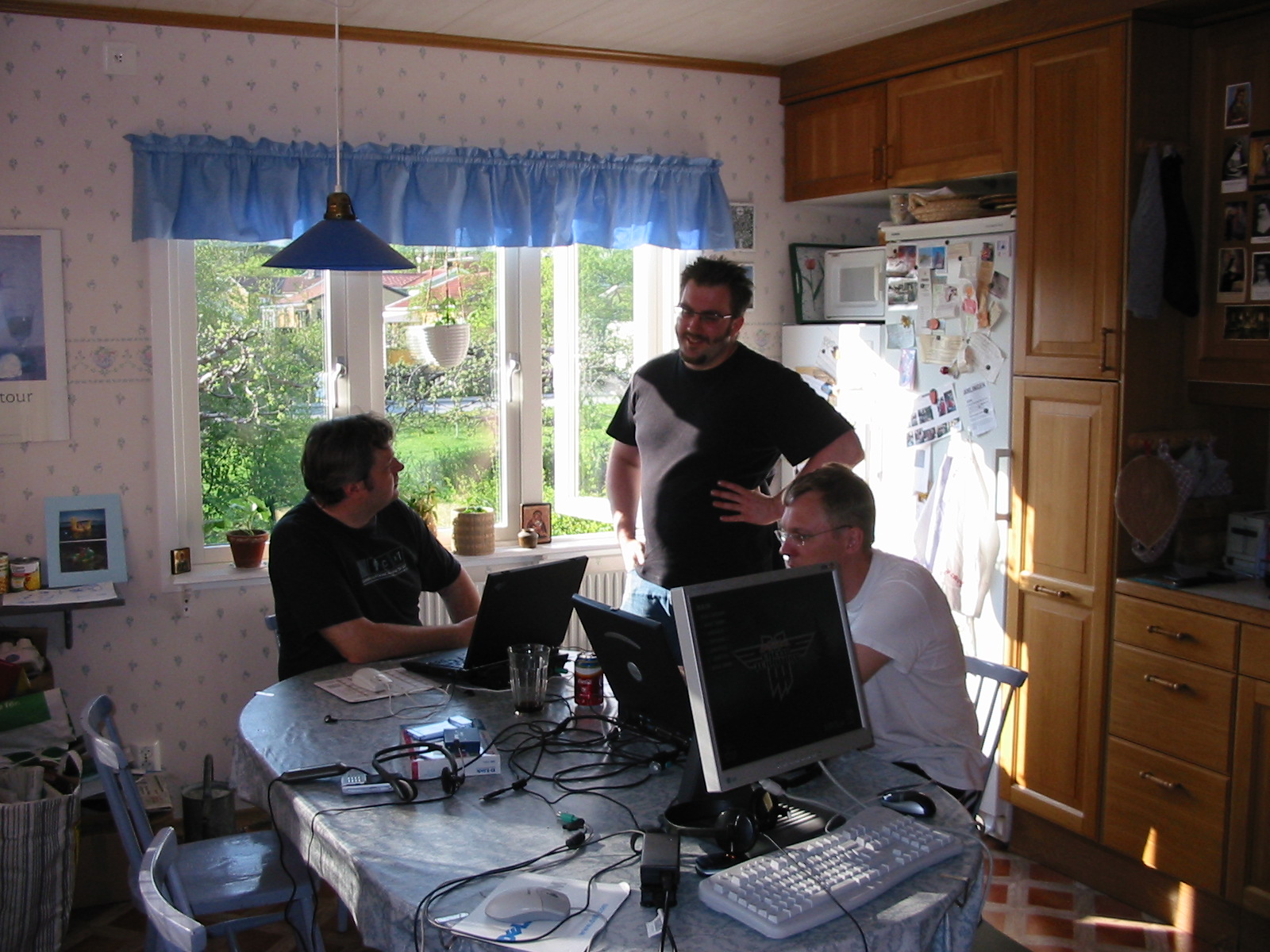 [Frberedelser i kket medan LAN:et sakta men skert tar form.]