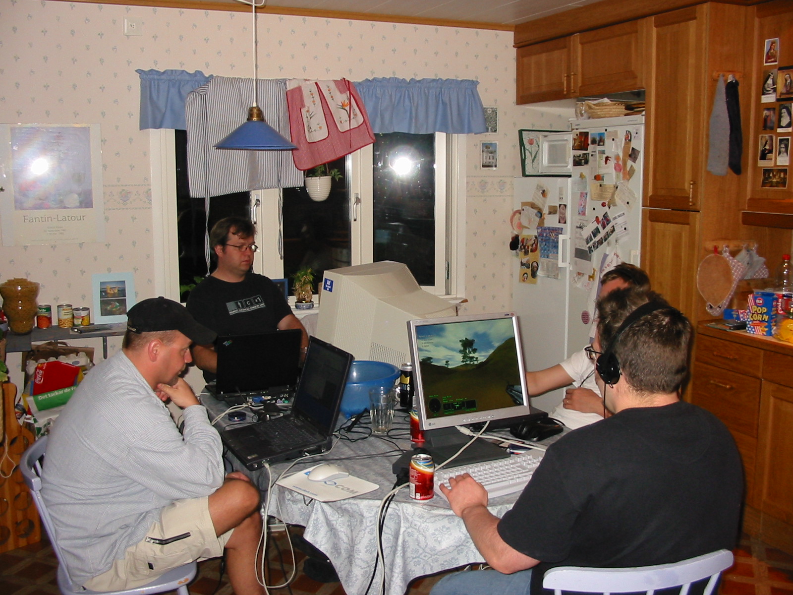 [Delta Force fungerade av ngon anledning riktigt sopigt p min dator, s jag tog tillfllet i akt och tog en bild p de andra medan de spelade istllet. Klockan har sedan lnge passerad midnatt.]