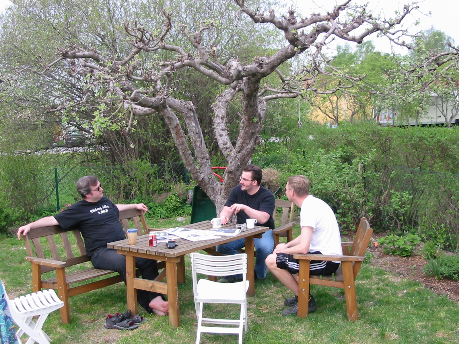 [Morgonen...eh...frmiddagen efter kvllen fre spenderas med frukost, eller kanske man ska kalla det frmiddagsfika, i den varma frsommarsolen.]