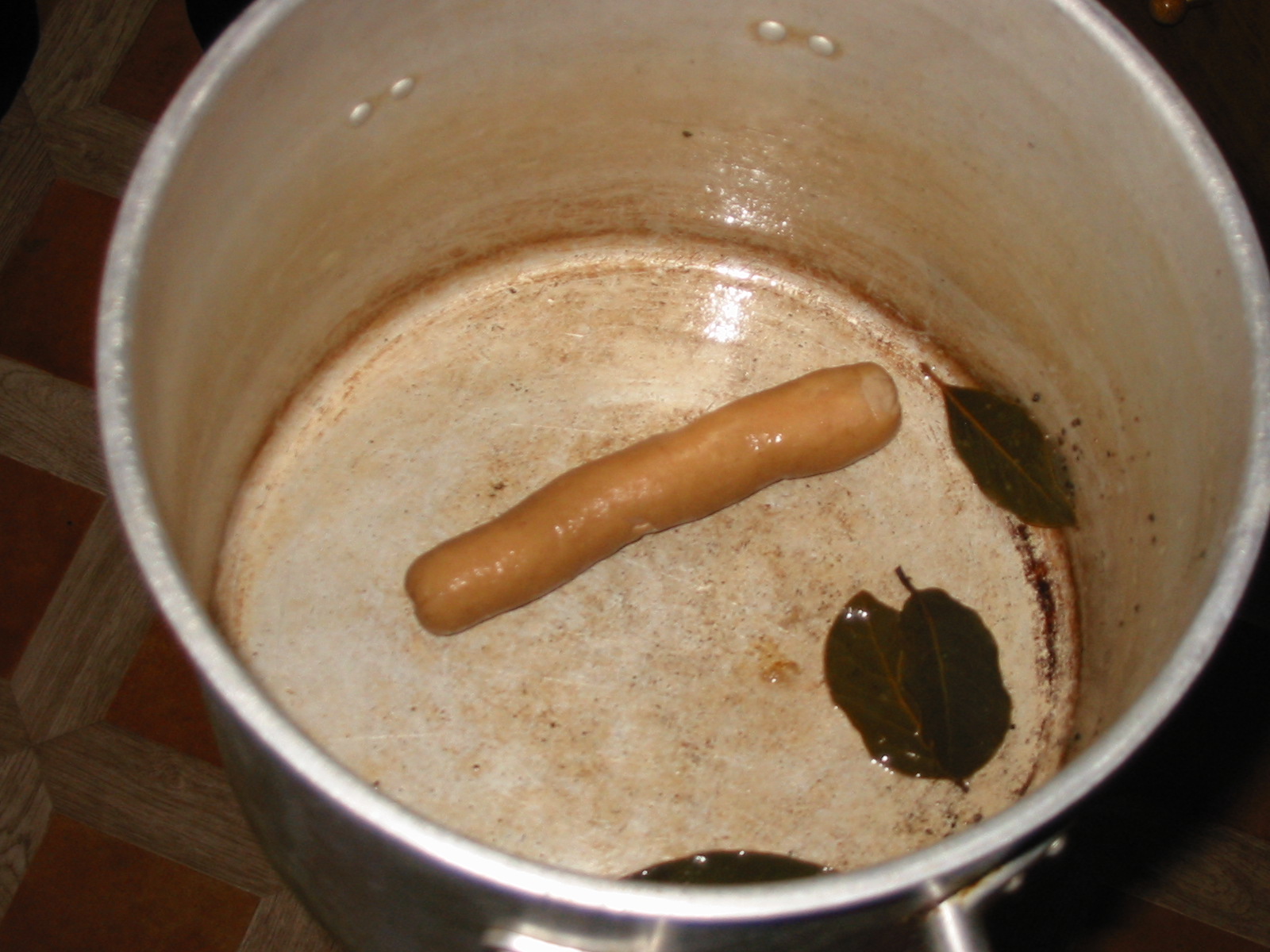 [Resterna av kvllens matlagning visas upp. Den stackarn hade legat i blt bortemot 24 timmar.]