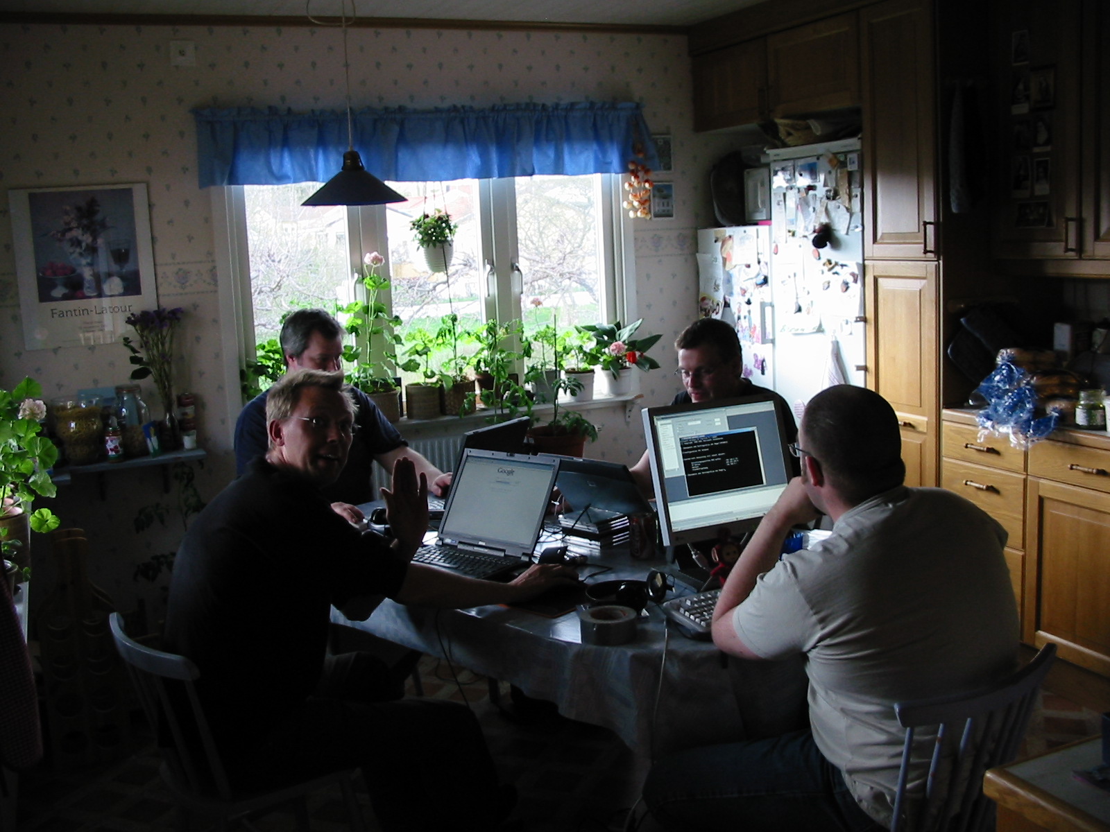 [Fyra mn (frn vnster: Lille Skutt, Baconeater, Looser (sic!) och Irvemania), fyra datorer, ett kksbord. Ja, CasselLAN r hr igen!   (1/8)]
