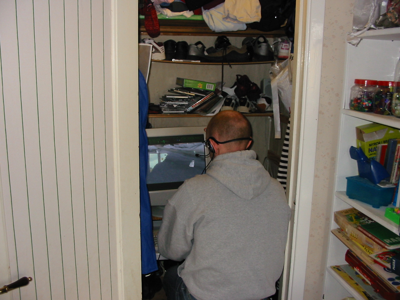 [Martin p plats i skrubben. Det inte bara ser trngt ut, det var trngt. Men vad gr man inte fr att f spela lite spel?   (3/8)]