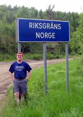 [Picture of me at the Norwegian border from Sweden]