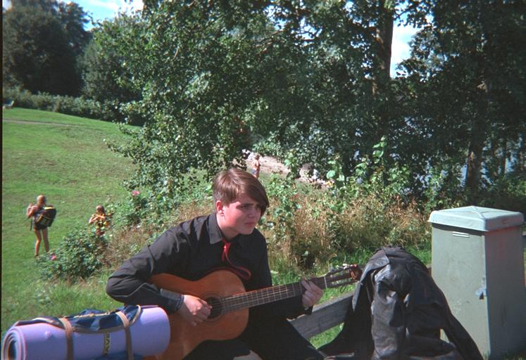 Lrdag; Man kan spela gitarr